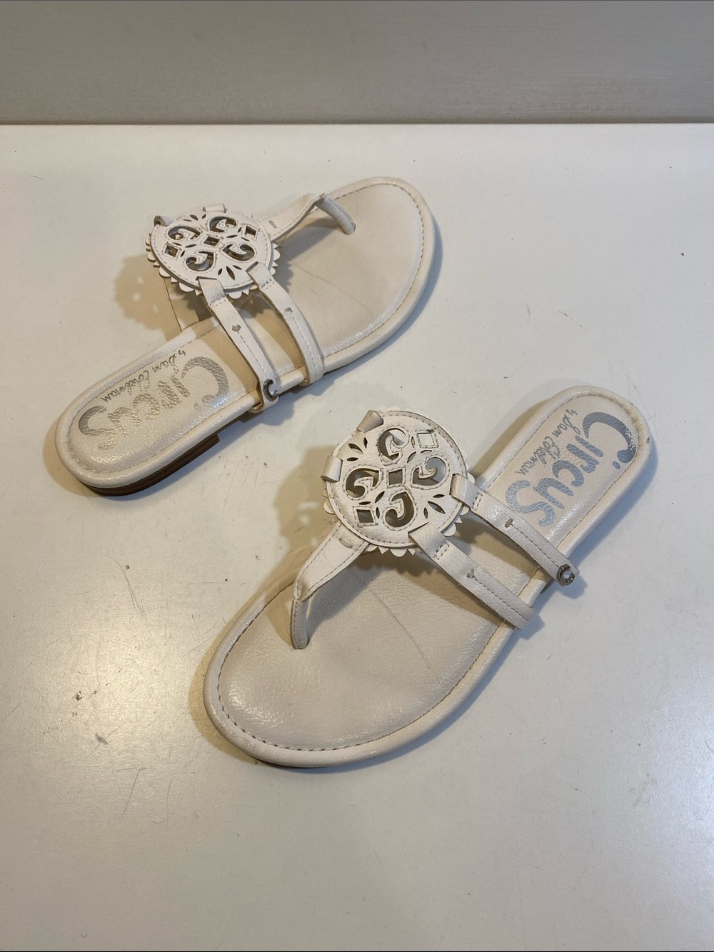 Circus by Sam Edelman White Laser-Cut Medallion Thong Sandals Sz 6